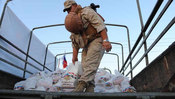 العسكريون الروس يوزعون المساعدات الإنسانية على المدنيين السوريين - سبوتنيك عربي