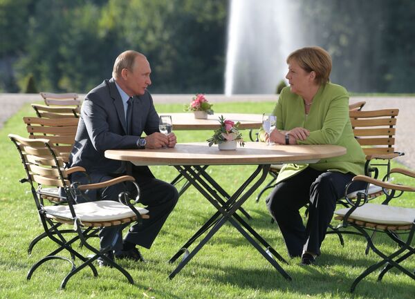 الرئيس الروسي فلاديمير بوتين والمستشارة الألمانية أنجيلا ميركل خلال لقائهما في المقر الرئاسي في ميزبيرغ، ألمانيا 18 أغسطس/ آب 2018 - سبوتنيك عربي