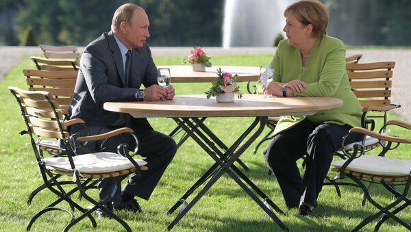 الرئيس الروسي فلاديمير بوتين والمستشارة الألمانية أنجيلا ميركل خلا للقائهما في المقر الرئاسي في ميزبيرغ، ألمانيا 18 أغسطس/ آب 2018 - سبوتنيك عربي
