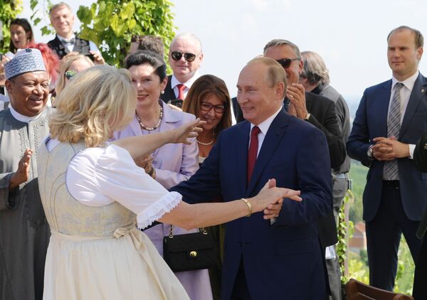 الرئيس فلاديمير بوتين خلال أداء رقصة مع وزيرة الخارجية النمساوية كارين كنايلس في حفل زفافها - سبوتنيك عربي
