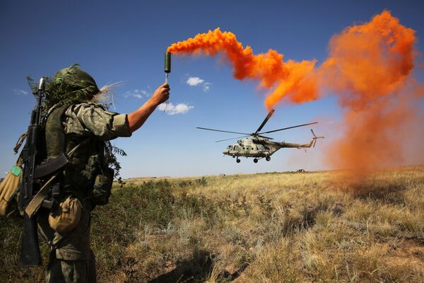 جندي خلال التدريبات التكتيكية في المنطقة العسكرية الجنوبية في منطقة التدريب برودبوي في منطقة فولغوغراد، روسيا - سبوتنيك عربي