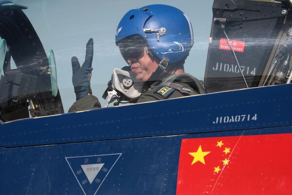 طيار لمقاتلة الجيل الرابع 6xJ-10 متعددة الأغراض التابعة لفرقة الاستعراض الجوي الأول من أغسطس الصينية بعد عرض جوي في المنتدى التقني العسكري الدولي أرميا - 2018 (الجيش - 2018 في كوبينكا - سبوتنيك عربي