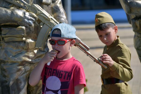الأطفال الزوار في معرض المنتدى التقني العسكري الدولي أرميا - 2018 (الجيش - 2018 في كوبينكا - سبوتنيك عربي