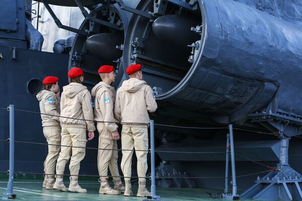 أعضاء يون أرمي (جيش الشباب) يتفقدون المنظومة الصاروخية بي-120 (مالاخيت) على سفينة آيسبرغ في سيفيرومورسك - سبوتنيك عربي