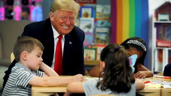 الرئيس الأمريكي دونالد ترامب يتحدث إلى أطفال خلال زيارته إلى مشفى الأطفال الوطني في كولومبوس، أوهايو، الولايات المتحدة 24 أغسطس/ آب 2018 - سبوتنيك عربي