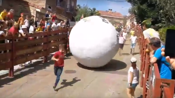 كرة عملاقة تسحق رجلا في مهرجان في إسبانيا - سبوتنيك عربي