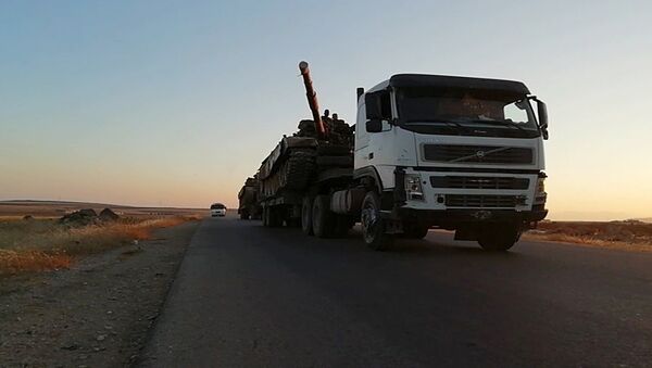 أرتال المدرعات السورية تواصل تدفقها إلى جبهة إدلب - سبوتنيك عربي