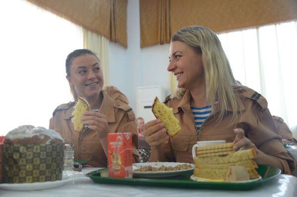 عسكريات روسيات خلال تناولهن وجبة الإفطار في قاعة الطعام التابعة للقاعدة الجوية العسكرية في حميميم - سبوتنيك عربي