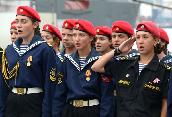 المشاركون في الاحتفال الرسمي لإبحار سفينة المناورات أسطول بحر البلطيق في فلاديفوستوك - سبوتنيك عربي