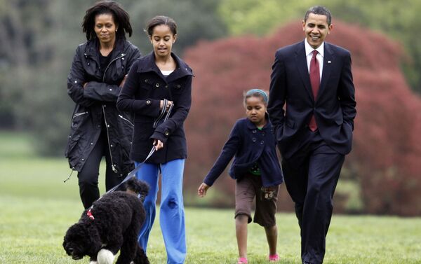 الرئيس الأمريكي السابق باراك أوباما وزوجته ميشال أوباما، وابنتيهما وكلبهما بو في ساحة البيت الأبيض، في واشنطن، 14 أبريل/ نيسان 2009 - سبوتنيك عربي