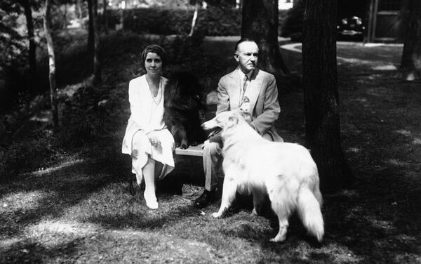 الرئيس الأمريكي كالفين كوليدج وزوجته يلتقطان صورة مع كلابيهما بمنزلهما في نورثامبتون، ماساتشوستس، 6 يونيو/ حزيران 1930 - سبوتنيك عربي