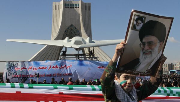 فتى إيراني أمام طائرة أمريكية مختطفة - سبوتنيك عربي