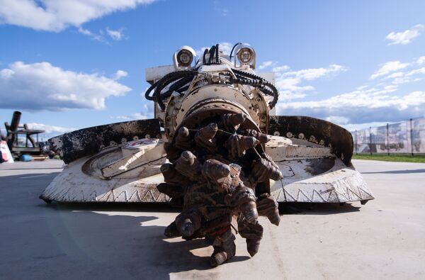 آلة لبناء الأنفاق تحت الأرض في معرض الأسلحة التي تم حجزها من المسلحين في سوريا، كجزء من المنتدى الفني العسكري الدولي الرابع أرمي 2018 (الجيش 2018) في كوبينكا - سبوتنيك عربي