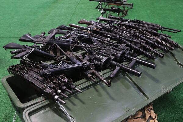 بنادق المسلحين، في معرض الأسلحة التي تم حجزها من المسلحين في سوريا، كجزء من المنتدى الفني العسكري الدولي الرابع أرمي 2018 (الجيش 2018) في كوبينكا - سبوتنيك عربي