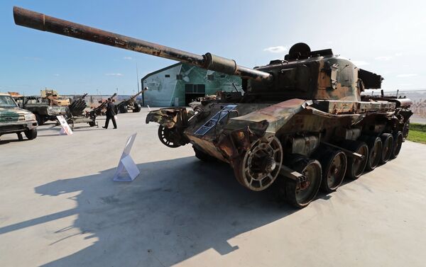 دبابة سنتوريون البريطانية في معرض الأسلحة التي تم حجزها من المسلحين في سوريا، كجزء من المنتدى الفني العسكري الدولي الرابع أرمي 2018 (الجيش 2018) في كوبينكا - سبوتنيك عربي