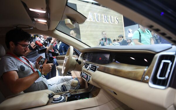 السيارات الروسية أوروس سينتا (Aurus Senat) في معرض موسكو الدولي للسيارات 2018 - سبوتنيك عربي