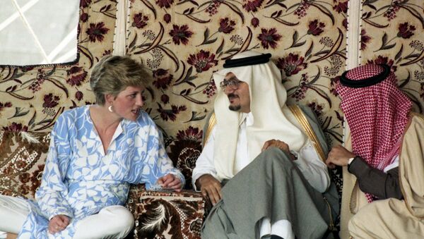 الأميرة ديانا خلال لقائها مع العاهل السعودي الملك فهد بن عبد العزيز - سبوتنيك عربي