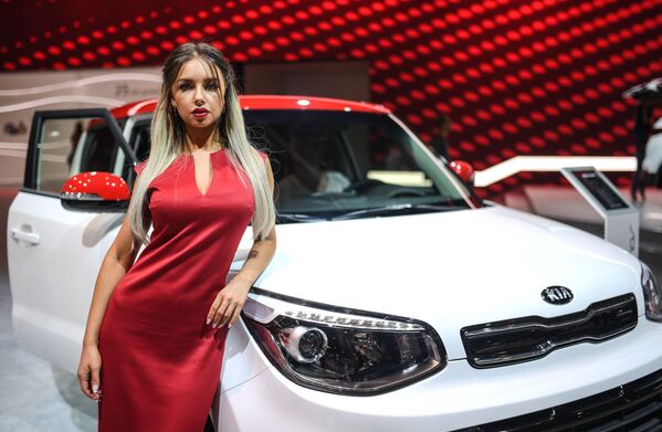عارضة أزياء تمثل شركة كيا في معرض موسكو الدولي للسيارات 2018 - سبوتنيك عربي