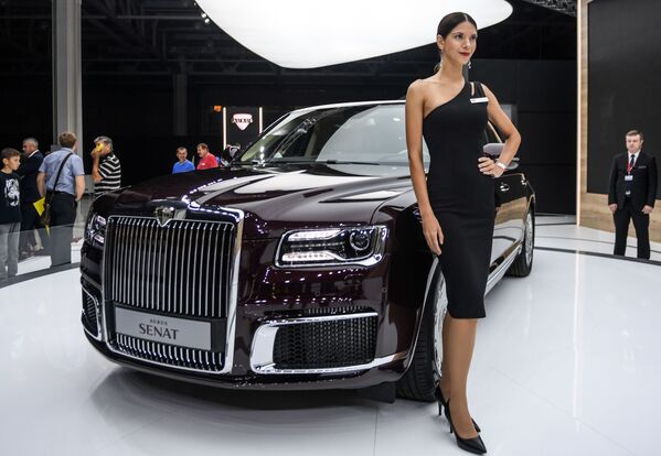 عارضة أزياء تمثل شركة Aurus في معرض موسكو الدولي للسيارات 2018 - سبوتنيك عربي