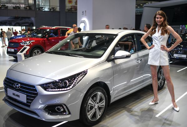 عارضة أزياء تمثل شركة Hyundai في معرض موسكو الدولي للسيارات 2018 - سبوتنيك عربي