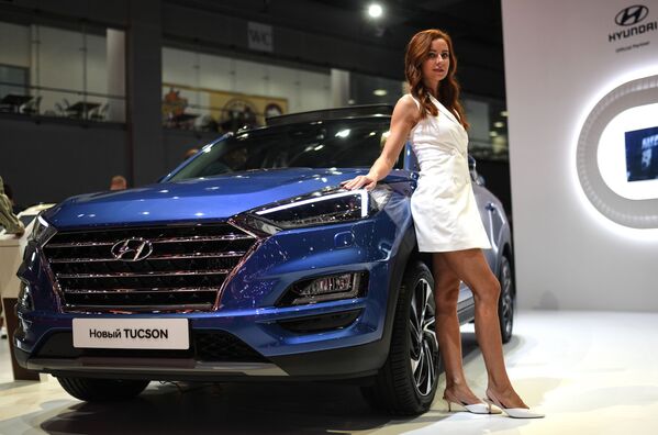 عارضة أزياء تمثل شركة Hyundai في معرض موسكو الدولي للسيارات 2018 - سبوتنيك عربي