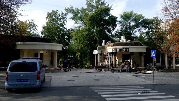 موقع الانفجار في مقهى سيبار وسط مدينة دونيتسك، على بعد عدة أمتار من مقر زاخارتشينكو - سبوتنيك عربي