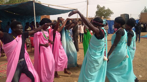 شباب قبيلة الشلك يحتفلون بنهاية الحرب في جنوب السودان - سبوتنيك عربي