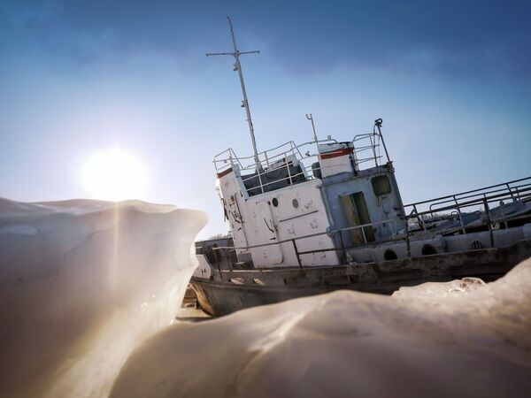 سفينة صيد في جليد بحيرة بايكال - سبوتنيك عربي