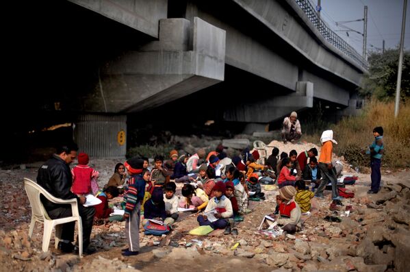 أطفال (محرومون) هنديون يحضرون دروس مجانية في نيودلهي، الهند - سبوتنيك عربي
