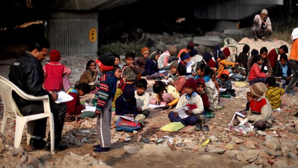 أطفال (محرومون) هنديون يحضرون دروس مجانية في نيودلهي، الهند - سبوتنيك عربي