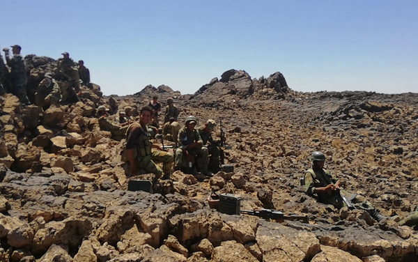 جنود الجيش السوري يحاصرون داعش في آخر جيوبه ببادية السويداء - سبوتنيك عربي