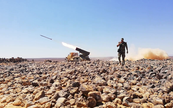 راجمات الجيش السوري تدك آخر جيوب داعش الإرهابي في تلول الصفا ببادية السويداء - سبوتنيك عربي