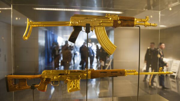 بندقية كلاشنيكوف الذهبية للرئيس السابق صدام حسين - سبوتنيك عربي