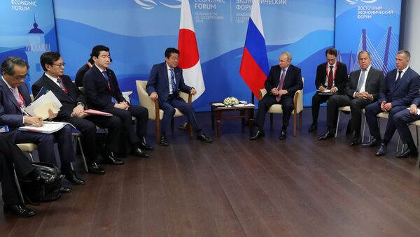 الرئيس الروسي فلاديمير بوتين ورئيس الوزراء الياباني في لقاء عمل في فلاديفاستوك - سبوتنيك عربي