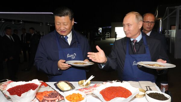 الرئيسان الروسي فلاديمير بوتين والصيني يطهوان الفطائر - سبوتنيك عربي