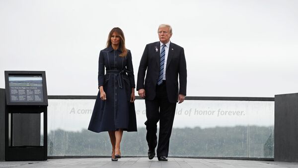 الرئيس الأمريكي دونالد ترامب وزوجته ميلانيا ترامب يقومان بجولة في النصب التذكاري الوطني لرحلة الطيران 93 بالقرب من شانكسفيل بولاية بنسلفانيا، 11 سبتمبر/أيلول 2018 - سبوتنيك عربي