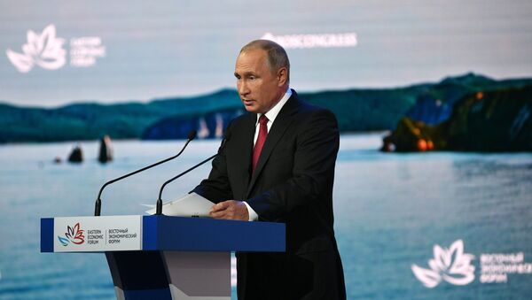 الرئيس الروسي فلاديمير بوتين خلال المنتدى الاقتصادي الشرقي - سبوتنيك عربي