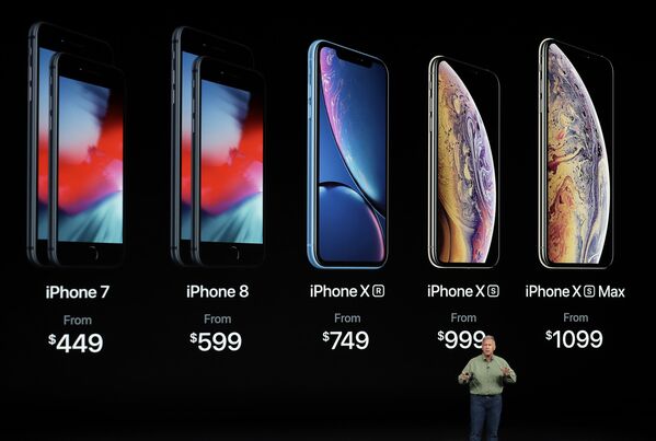 نائب رئيس شركة آبل للتسويق، فيليب شير، يعرض هواتف آيفون الجديدة،  iPhone Xs و iPhone Xs Max و iPhone Xr - سبوتنيك عربي