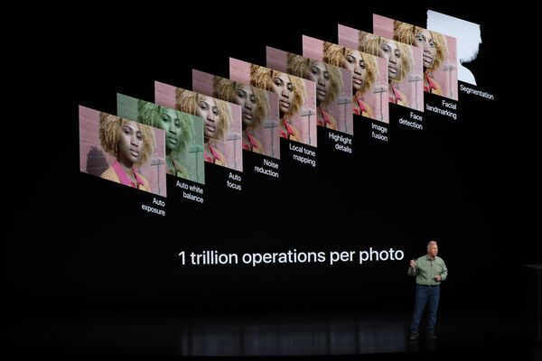 نائب رئيس شركة آبل للتسويق، فيليب شير، يعرض هواتف iPhone Xs و iPhone Xs Max - سبوتنيك عربي
