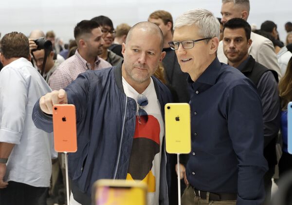 جوناثان إيف ، كبير مسؤولي التصميم في شركة أبل ينظر إلى بعض تصاميم iPhone الجديدة مع الرئيس التنفيذي للشركة تيم كوك. - سبوتنيك عربي