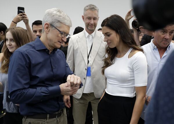 الرئيس التنفيذي لشركة آبل، تيم كوك، يتفحص ساعة  Apple Watch 4 الجديدة - سبوتنيك عربي