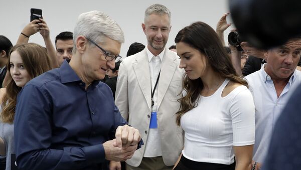 الرئيس التنفيذي لشركة آبل، تيم كوك، يتفحص ساعة  Apple Watch 4 الجديدة - سبوتنيك عربي