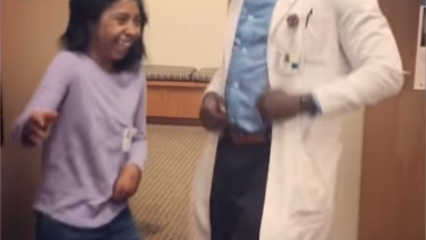 طبيب أعصاب يرقص مع مرضاه - سبوتنيك عربي