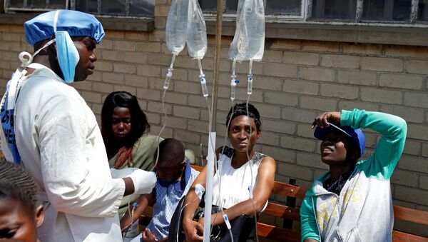 مرضى ينتظرون تلقي العلاج من وباء الكوليرا في عيادة بالعاصمة هاراري في زيمبابوي، 11 سبتمبر/أيلول 2018 - سبوتنيك عربي