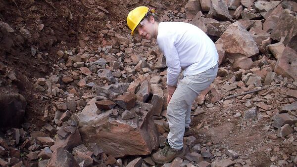 موظف في جامعة بليموث خلال العمل الجيولوجي في مهنة نول هيل بالمملكة المتحدة - سبوتنيك عربي