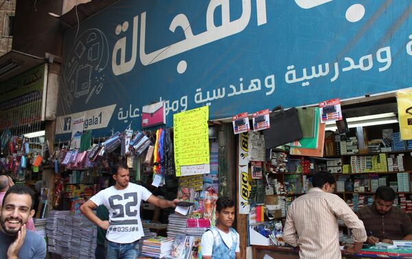 بيع مستلزمات المدارس فى منطقة الفجالة بمصر - سبوتنيك عربي