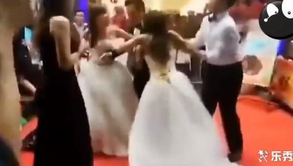 معركة ضروس بين عروستين لم يستطيعوا اقتسام العريس - سبوتنيك عربي