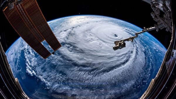 رائد الفضاء على محطة الفضاء الدولية، ألكسندر غيرست، يلتقط صورة لإعصار فلورنس الذي اجتاح ولاية نورث كارولينا (كارولينا الشمالية)، الولايات المتحدة  13سبتمبر/ أيلول 2018 - سبوتنيك عربي