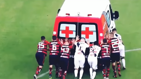 لاعبون يدفعون سيارة إسعاف - سبوتنيك عربي