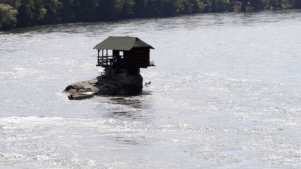 منزل خشبي على نهر درينا في صربيا - سبوتنيك عربي